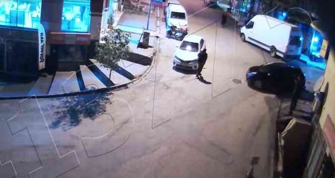 Telefonla konuşurken iki aracın arasından kalmaktan son anda kurtuldu