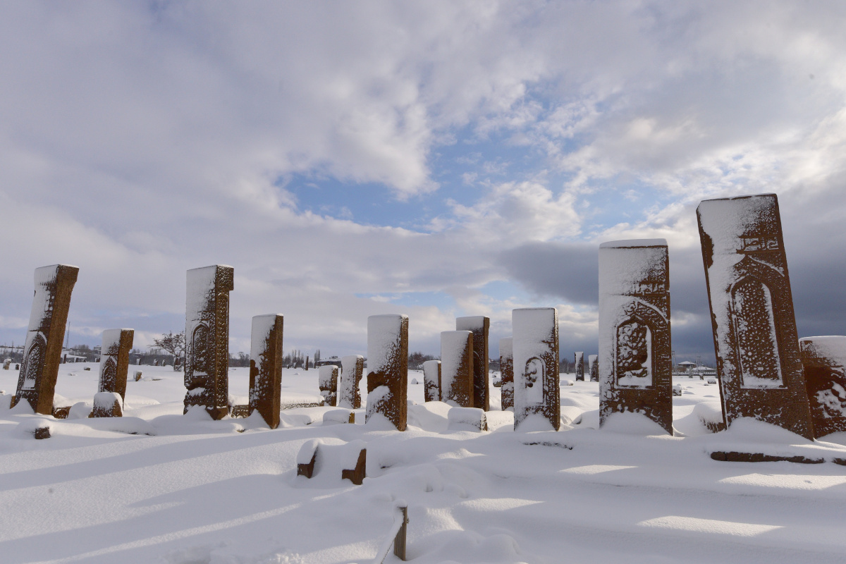 Karla bütünleşen tarihi mezar taşlarından hayranlık uyandıran görüntüler