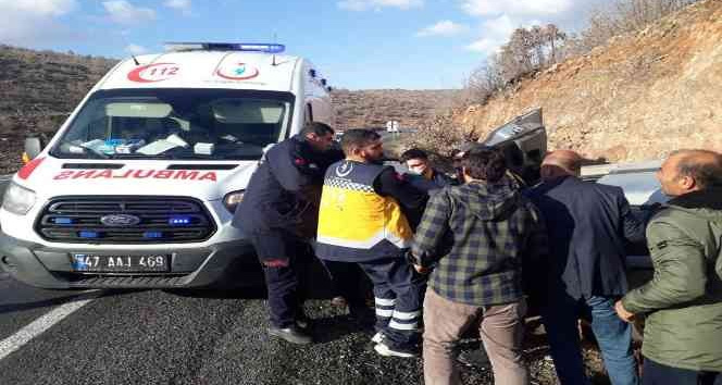 Mardin’de otomobil şarampole yuvarlandı: 7 yaralı
