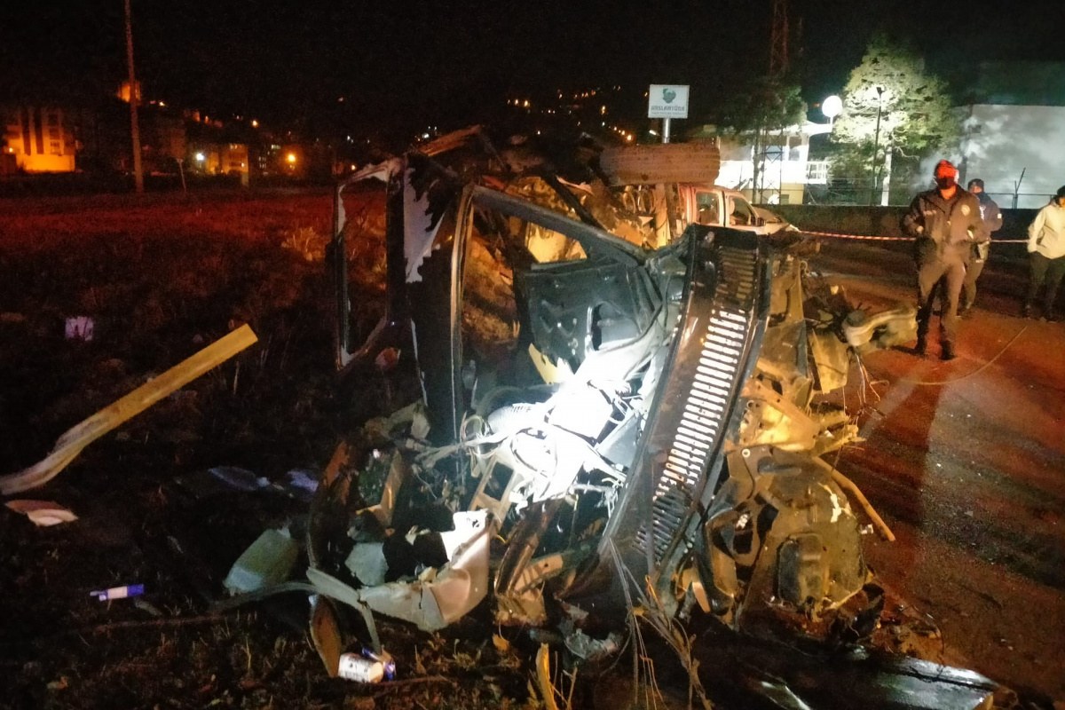 Trabzon’da kazada otomobil 3 parçaya bölündü: 1 ölü, 4 yaralı