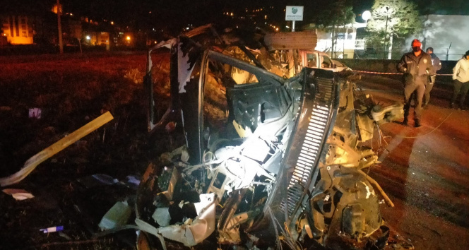 Trabzonda kazada otomobil 3 parçaya bölündü: 1 ölü, 4 yaralı