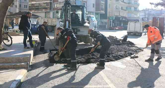 Çınarcık’ta asfalt yama çalışması
