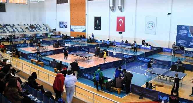 Tokat’ta Gençler Masa Tenisi Türkiye Şampiyonası başladı