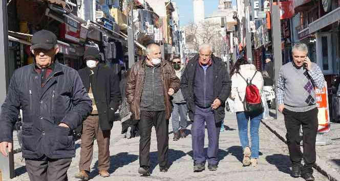 Bu görüntüler korkutuyor, cadde ve sokaklar maskesizlerle dolu