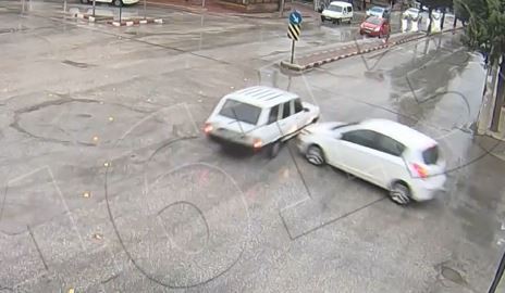 Burdur’da dikkatsiz sürücülerin kaza anı KGYS görüntülerine yansıdı