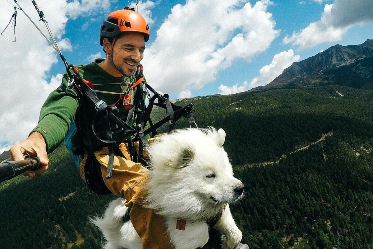 Fransa’da film yapımcısı köpeğiyle yamaç paraşütü yaptı