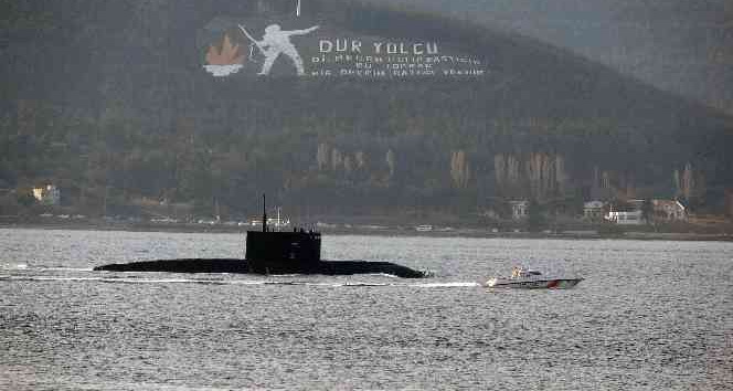 Rus denizaltısı ‘Rostov Na Donu’ Çanakkale Boğazı’ndan geçti