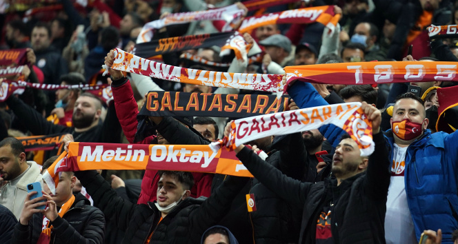 Galatasaray taraftarından yönetime protesto