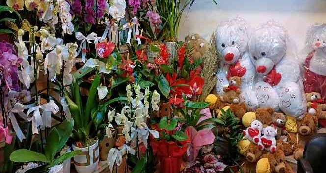 Çiçekçilerde 14 Şubat hazırlığı