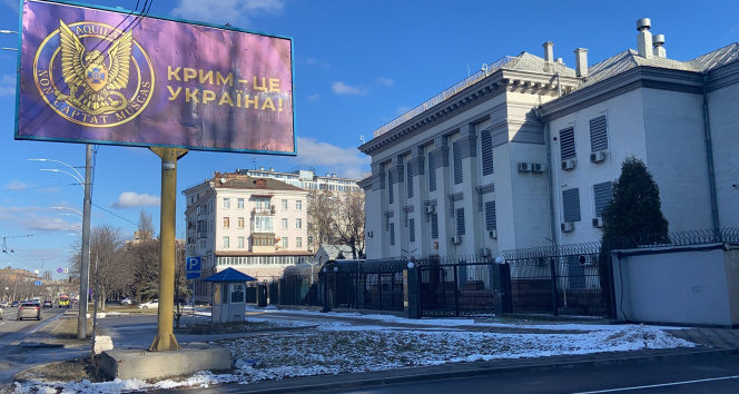 Rusyanın Ukraynadaki Büyükelçiliği önüne Kırım Ukraynadır pankartları asıldı