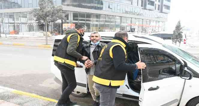 Karısının boğazını kesip 4 yerinden bıçaklayan koca tutuklandı