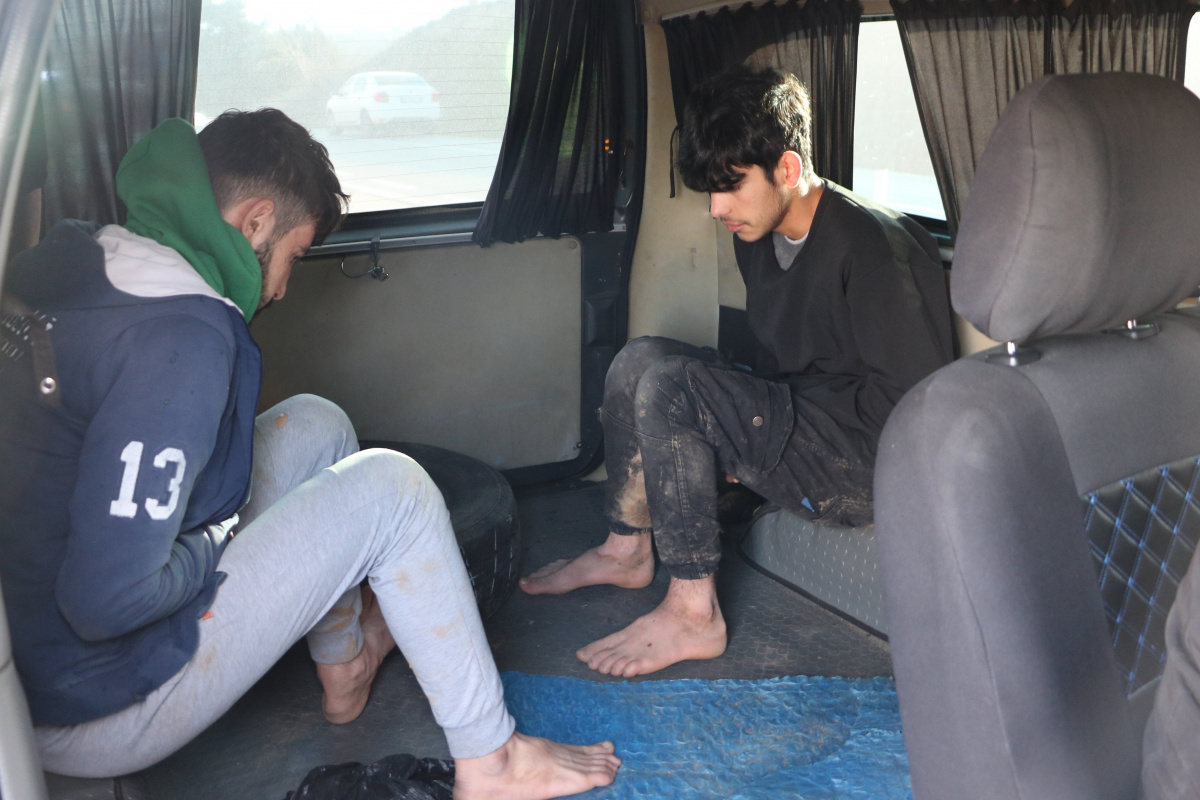 Darp edilip yalınayak Türkiye'ye itilen göçmenlere, polis ekipleri çorap ve giyecek verdi