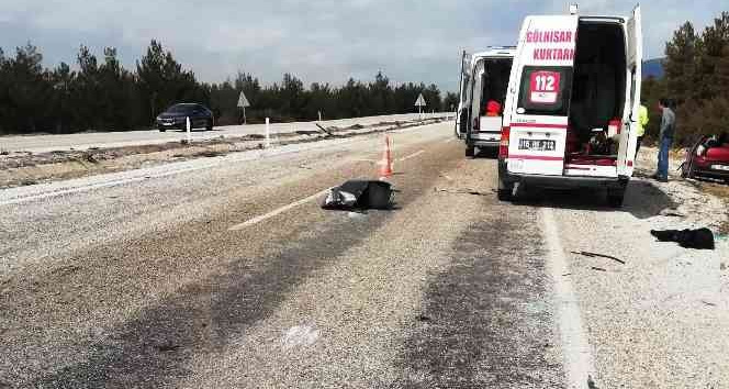 Burdur’da otomobil karşı şeride geçti: 1 ölü, 2’si ağır 4 yaralı