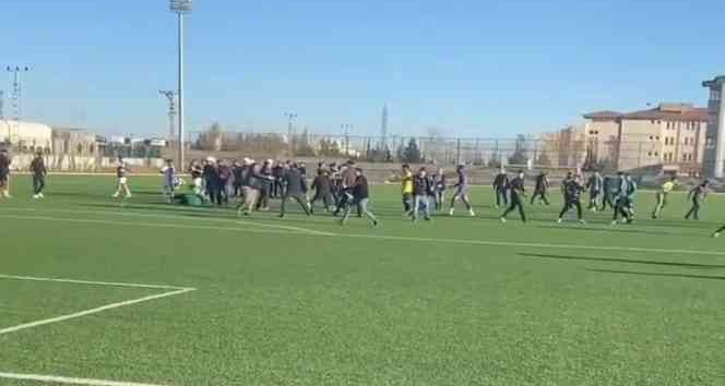 Mardin 1. Amatörde futbolcu teknik direktöre taşla saldırdı