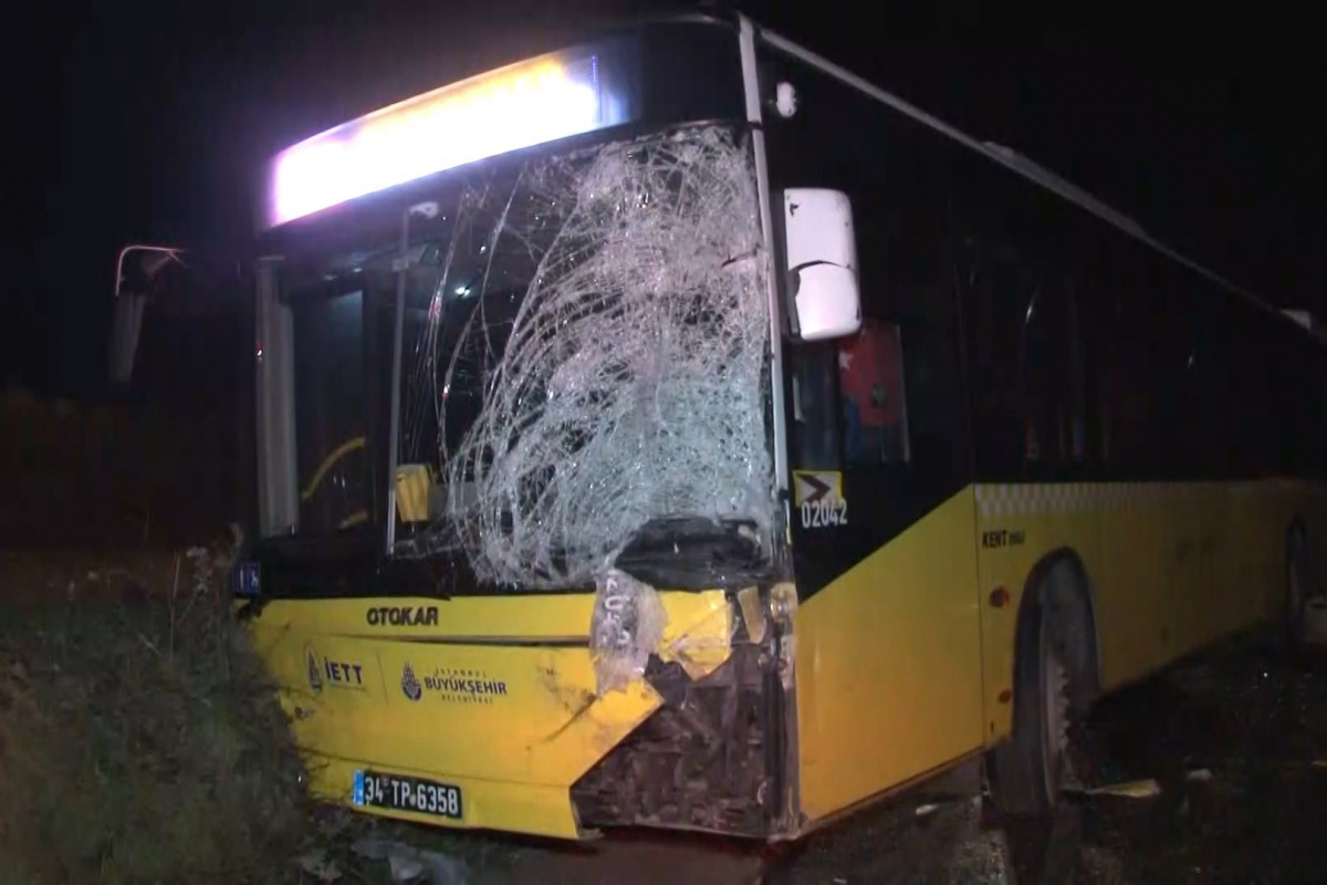 İETT otobüsüyle servis aracı çarpıştı: 3 yaralı