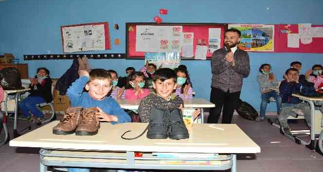 Sosyal medyadan başlatılan proje ile 81 ilden çiftler, 14 Şubat’ta hediyelerini köy okulundaki çocuklara gönderdi