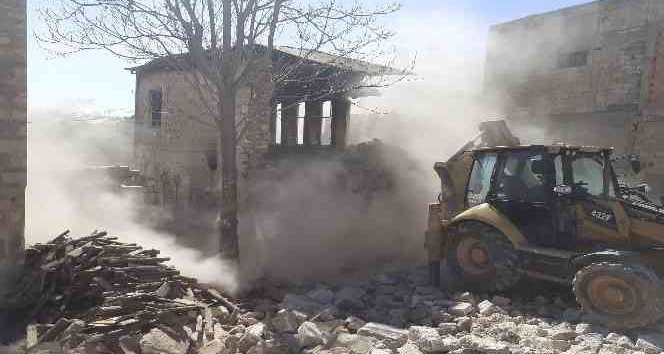 Metruk bina belediye ekipleri tarafından yıkıldı