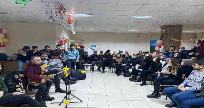 Pansiyonda kalan öğrencilere çiğköfte partisi