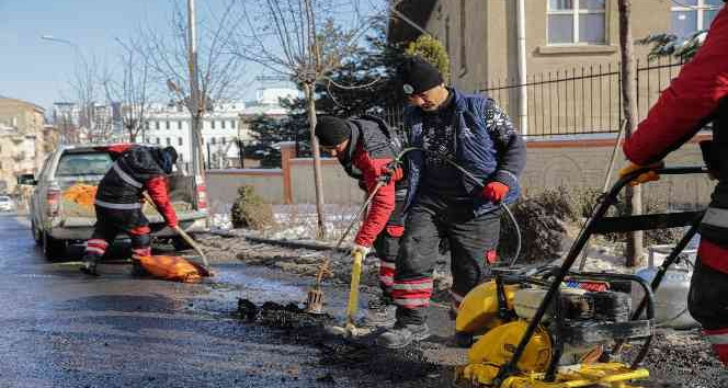 Hasar gören yollarda ve yaya kaldırımlarında onarım çalışmaları başlatıldı