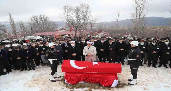 Kalbine yenik düşen polis memuru memleketi Tokat’ta defnedildi