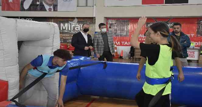 Merakla beklenen Biga Gençlik Oyunları başladı