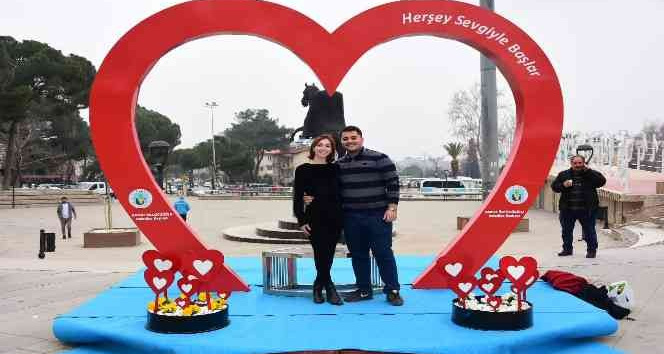 Sevgililer Gününe özel maket yaptılar