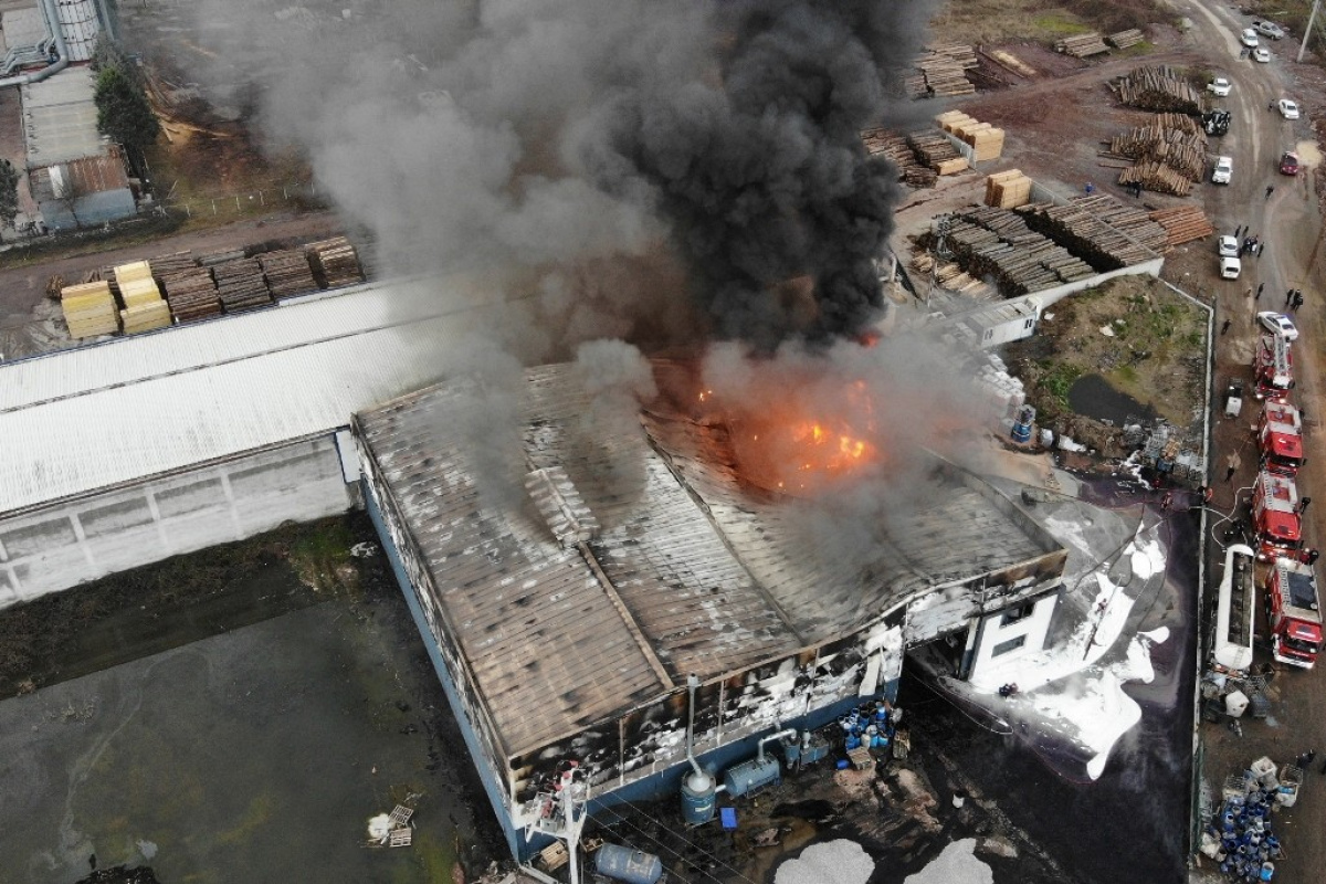 Sakarya’da geri dönüşüm fabrikasında büyük yangın