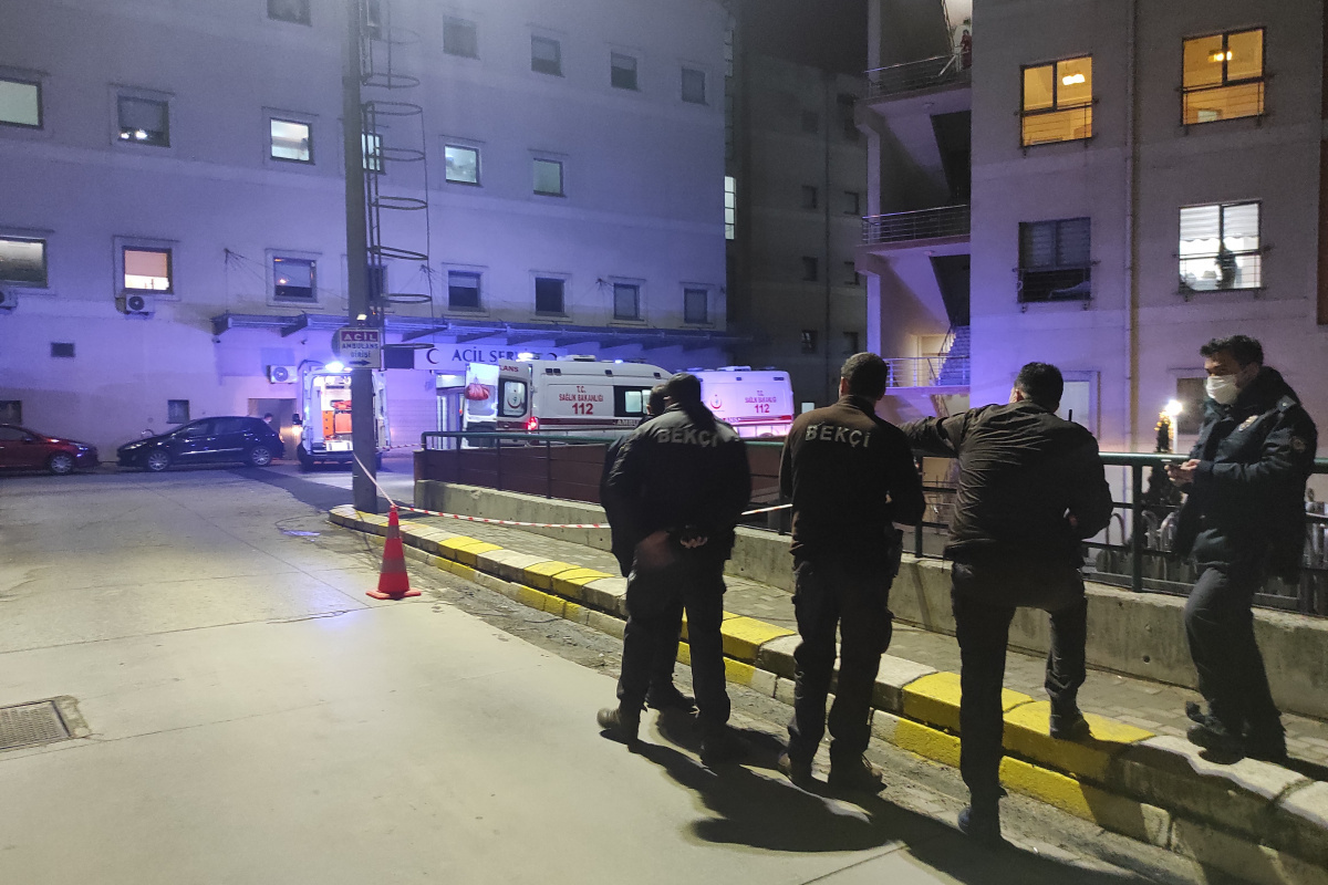 Sakarya’da hastane önünde hareketli dakikalar