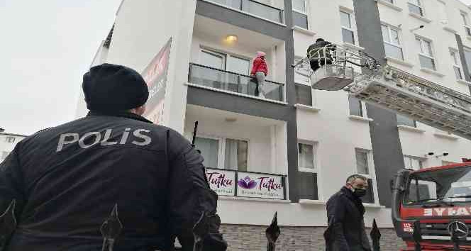 Sevgilisinin 2 hafta boyunca rezidansa kilitlediği kadını polis ve itfaiye kurtardı