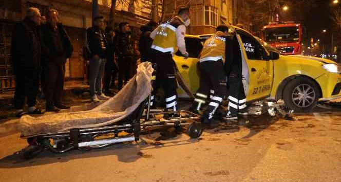 Edirne’de ticari taksi ve otomobilin çarpışması güvenlik kamerasına yansıdı