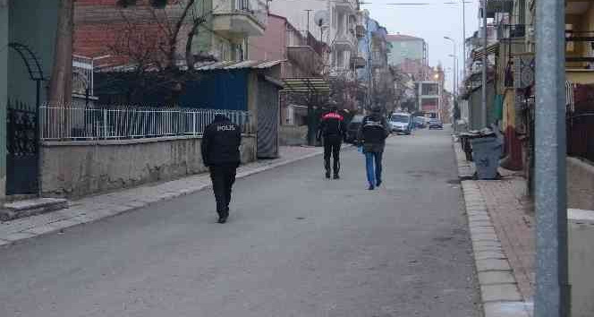 Uşak’ta silahlı kavga: 1’i ağır 2 yaralı