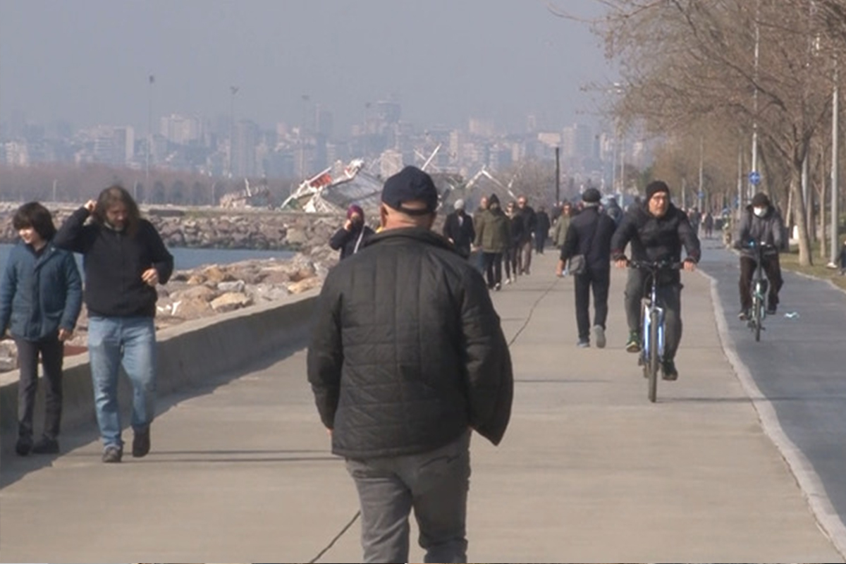 İstanbul'da güneşi gören vatandaşlar sahillere akın etti