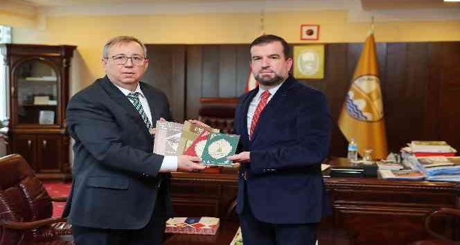 Öğr. Gör. Dr. Nur, eserlerini Rektör Tabakoğlu’na takdim etti