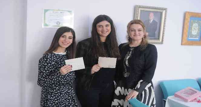 10 yıl önce kendilerine yazdıkları mektupları öğrencilerine ulaştırıyor