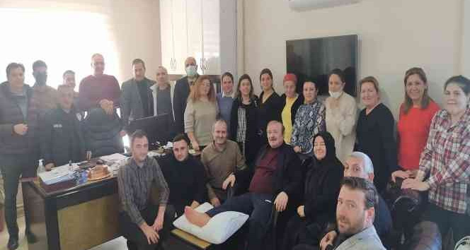 Kırık ayağıyla personelini yalnız bırakmadı