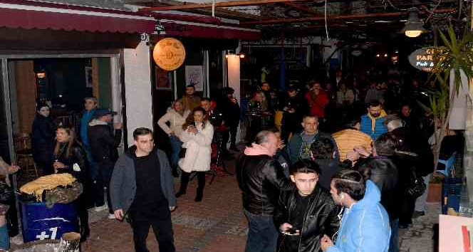 Kuşadası’nda yalnızlar partisi düzenlendi