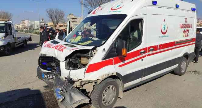 Siirt’te ambulans ile otomobil çarpıştı: 8 yaralı