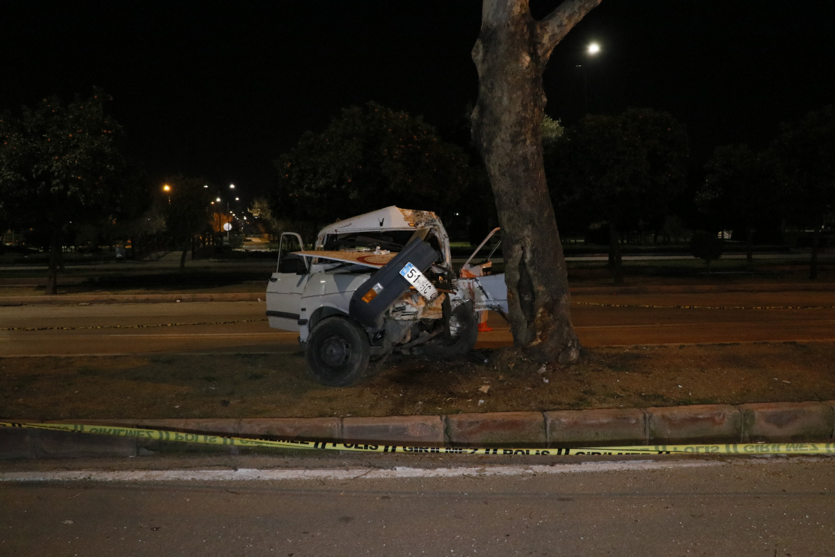 Refüjdeki ağaca çarpan otomobil sürücüsü ağır yaralandı