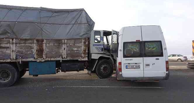 Öğrenci servisi ile kamyon çarpıştı: 7 yaralı