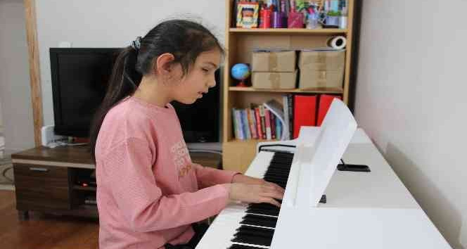 Merasim Sokak’taki terör saldırısında gözlerini kaybeden Buse hayata müzikle tutunuyor