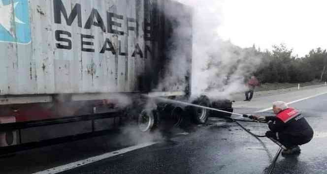 Yanan tır dorsesi kullanılmaz hale geldi