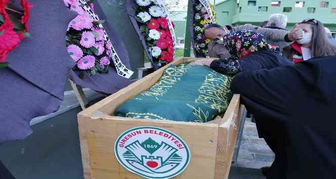 Bıçaklanarak öldürülen 16 yaşındaki kızının tabutuna sarılarak gözyaşı döktü