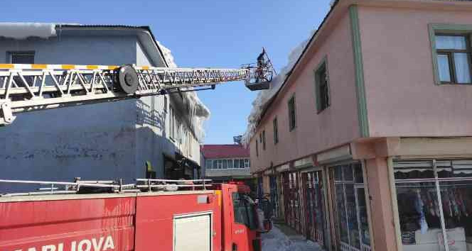 Karlıova’da tehlike oluşturan buz sarkıtları temizleniyor