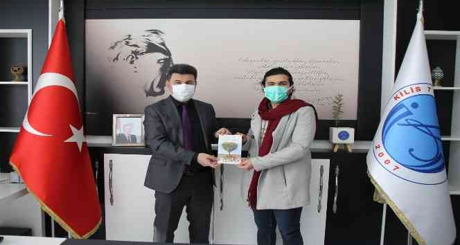 Üniversite öğrencisi,  Rektör Karacoşkun’a şiir kitabı hediye etti