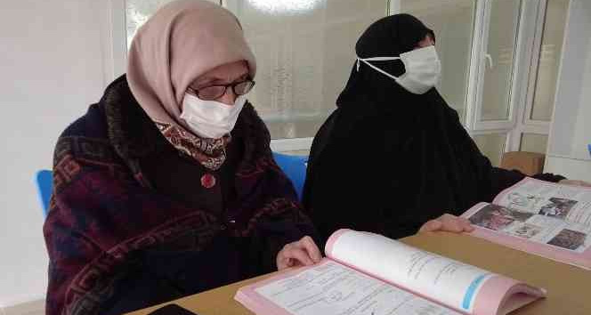 80 yaşındaki Emine ninenin okuma azmi