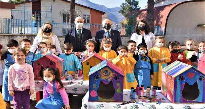 Minikler, can dostlarının kulübelerini renklendirdi
