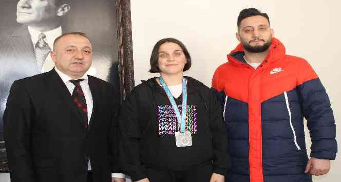 Gülsüm Ağaç Avrupa yolcusu