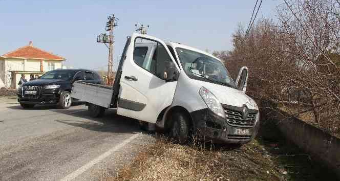 Kamyonetle traktörün çarpıştığı kazada 3 kişi yaralandı