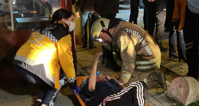 Bakırköyde korkutan yangın: Evde mahsur kalan 2 kişiyi itfaiye ekipleri kurtardı