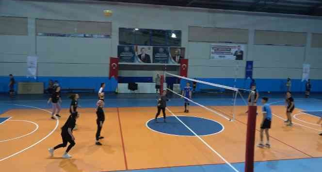 Tatvanlı gençler voleybol oynayarak stres atıyor